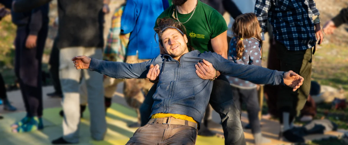 Resilienztraining Angebot einholen – Eine Person beim Resilienztraining Angebot einholen, um die eigene psychische Widerstandsfähigkeit zu stärken und Stress besser zu bewältigen.
