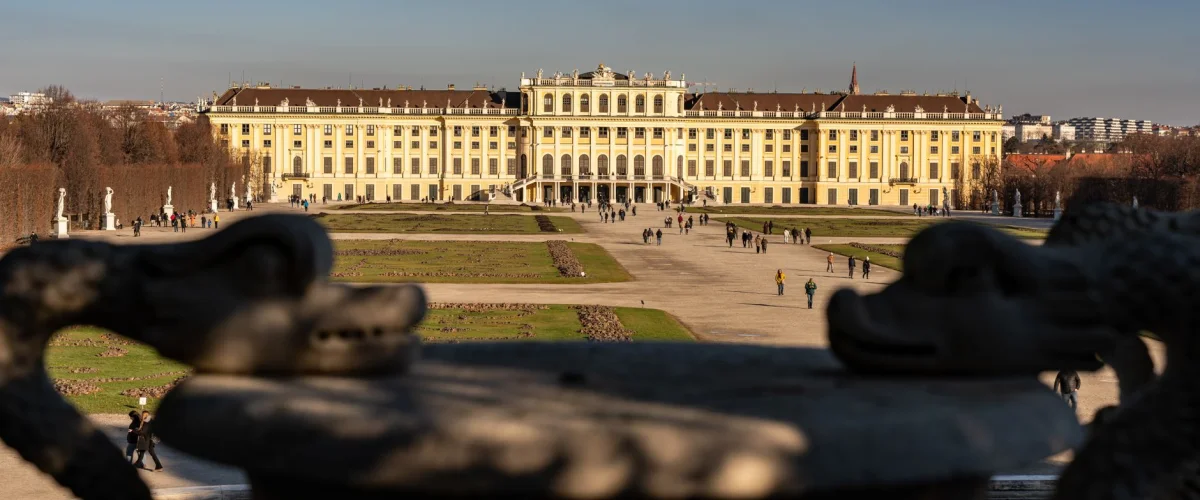 Royals Überblick: Vertreter verschiedener Königshäuser in festlicher Kleidung