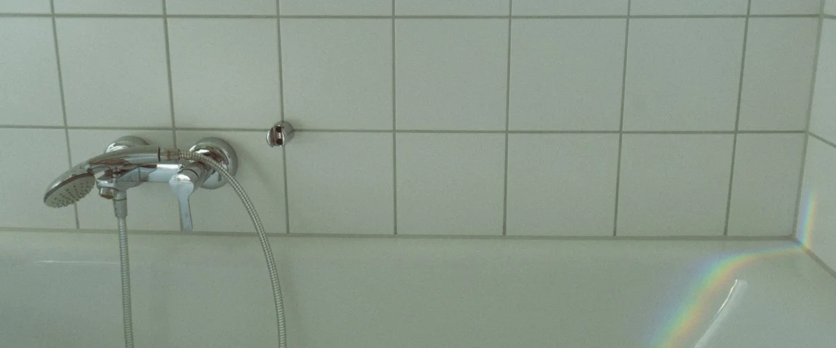 Silikonfuge Ratgeber: Eine perfekt gezogene Silikonfuge in einem Badezimmer zur Abdichtung.