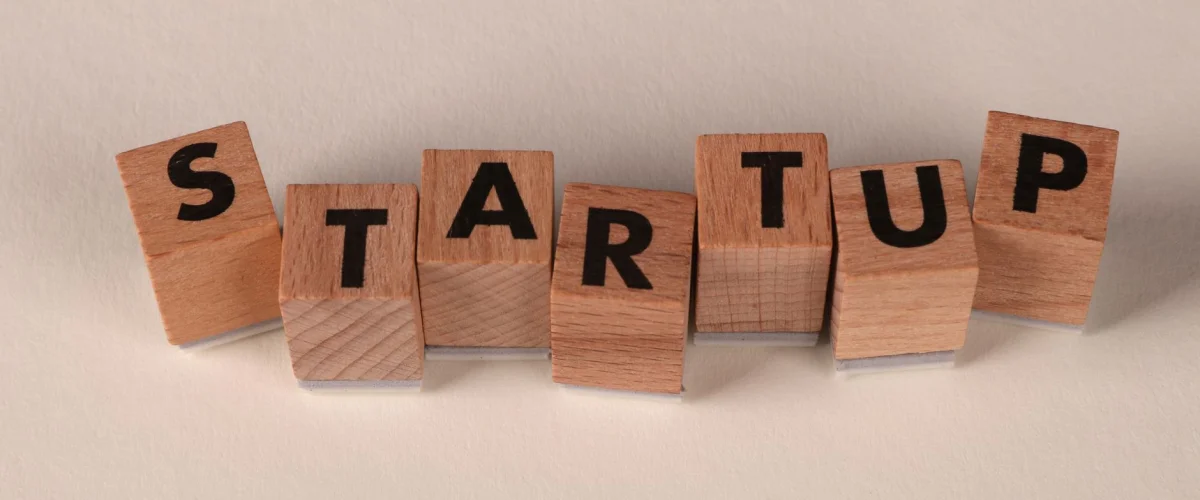 Start-up-Finanzierung Überblick – Ein detaillierter Start-up-Finanzierung Überblick mit verschiedenen Finanzierungsformen und Symbolen für Kapitalquellen