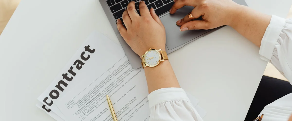 Vertrag finden – Person recherchiert online, um einen passenden Vertrag zu finden und Konditionen zu vergleichen, 5. Juli 2026