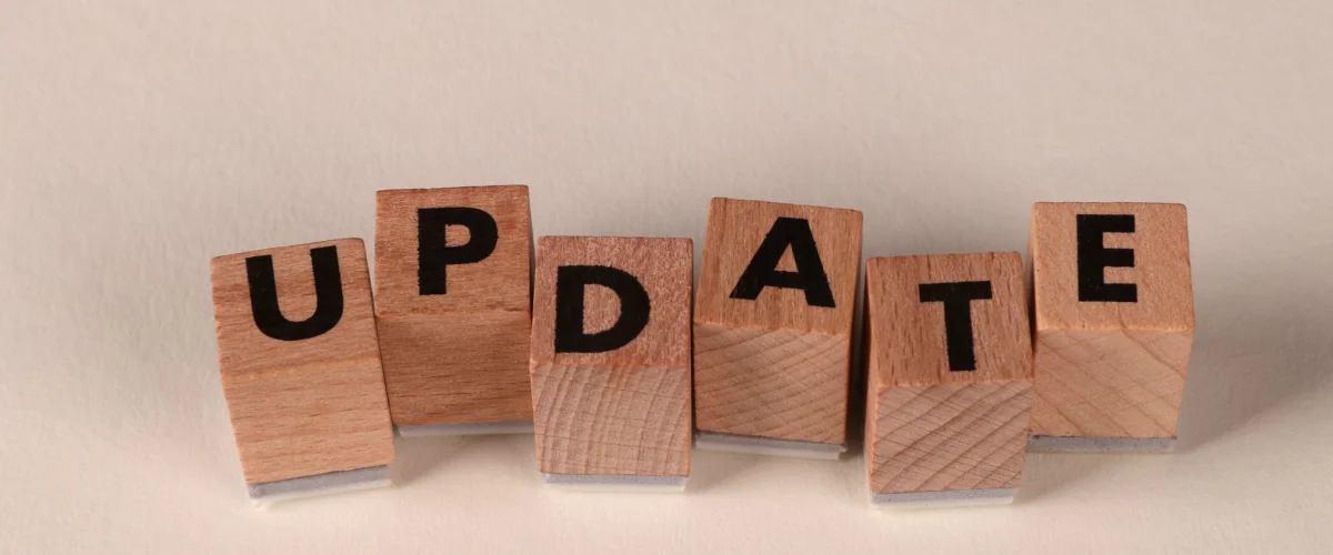 WordPress-Update Tools – Eine Person, die an einem Laptop arbeitet, mit Icons für WordPress-Update Tools und Sicherheit, die eine moderne Website-Wartung symbolisieren.