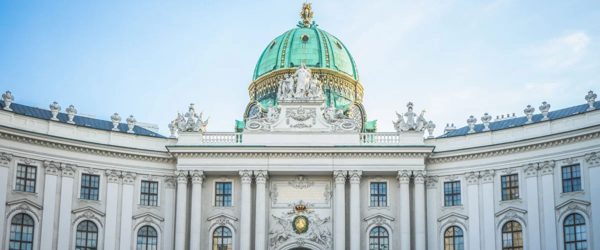 Banken Österreich Voraussetzungen – Person hält Dokumente vor einem Bankschalter und informiert sich über Banken Österreich Voraussetzungen für die Kontoeröffnung