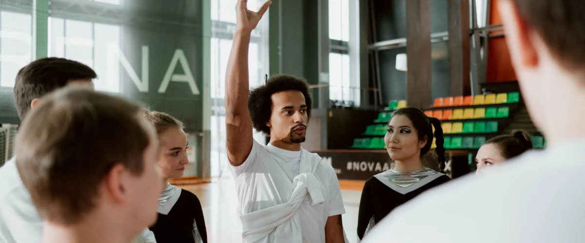 Coaching-Ausbildung Preise im Vergleich: Eine Frau notiert Kostenfaktoren für ihre Weiterbildung zum Coach, Stand 10. August 2026.