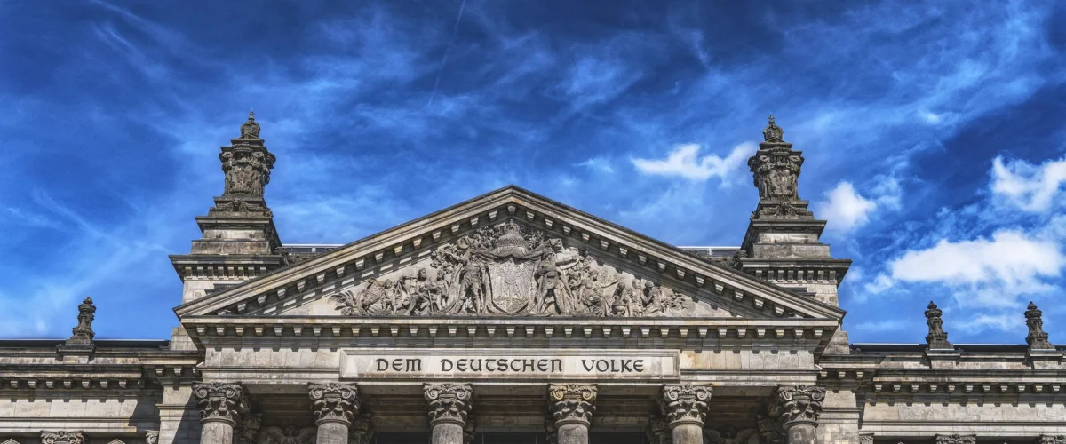 doppelte Staatsbürgerschaft Voraussetzungen – Eine Person hält zwei Reisepässe in den Händen, um die doppelten Staatsbürgerschaft Voraussetzungen in Deutschland zu symbolisieren.