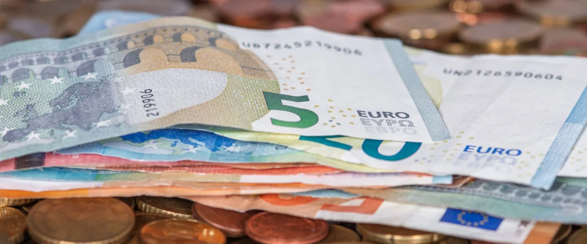 Geldpolitik einfach erklärt – Grafik, die die Geldpolitik einfach erklärt mit Pfeilen zwischen Zentralbank, Leitzinsen und Inflation
