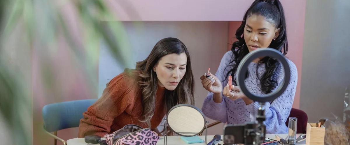 Influencer-Suche Tipps: Eine Marketingexpertin analysiert Daten auf einem Tablet, um den passenden Influencer zu finden.