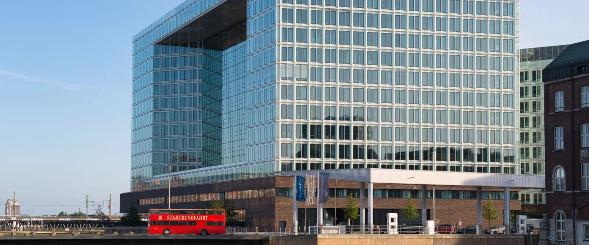 Interim Management in der Nähe – eine Frau im Business-Outfit berät ein Team in einem modernen Büro.