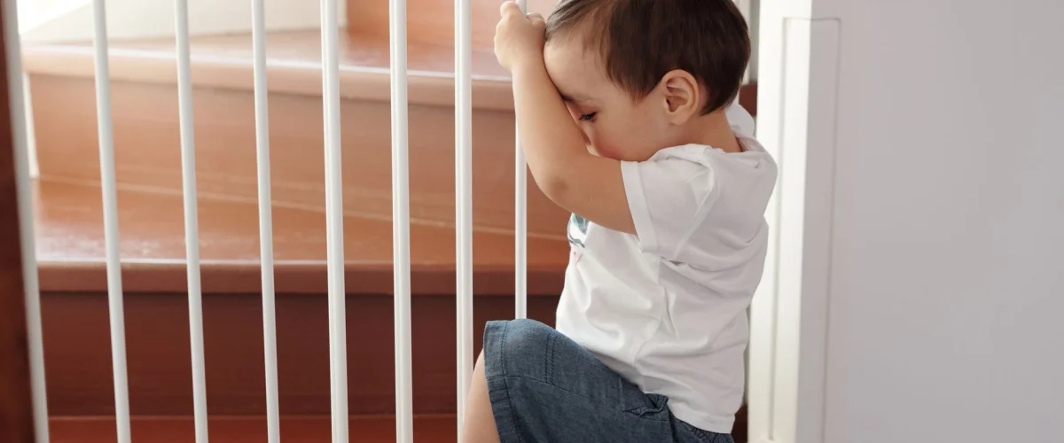 Kindersicherung Vergleich von verschiedenen Produkten für den Haushalt, wie Schrank- und Schubladensicherungen