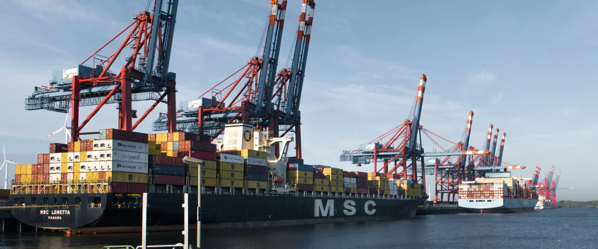 Lieferkettengesetz einfach erklärt: Unternehmen prüfen globale Lieferketten auf Menschenrechte und Umweltschutz.