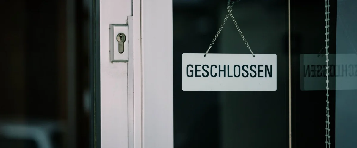 Öffnungszeiten Tipps für Unternehmen – ein Unternehmer aktualisiert seine Geschäftszeiten im Google Unternehmensprofil