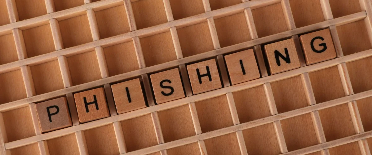 Phishing Tipps – Ein Smartphone zeigt eine Phishing-Warnung, daneben ein Laptop – praktische Phishing Tipps für den Alltag