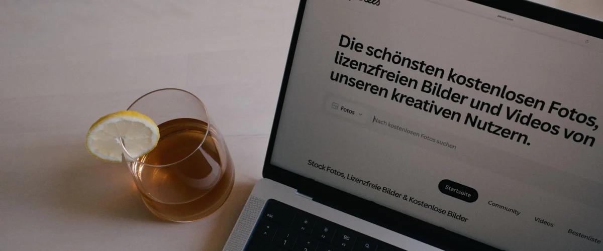 Pressekodex erklärt: Deutsche Presserat Symbole auf einem Zeitungsstapel
