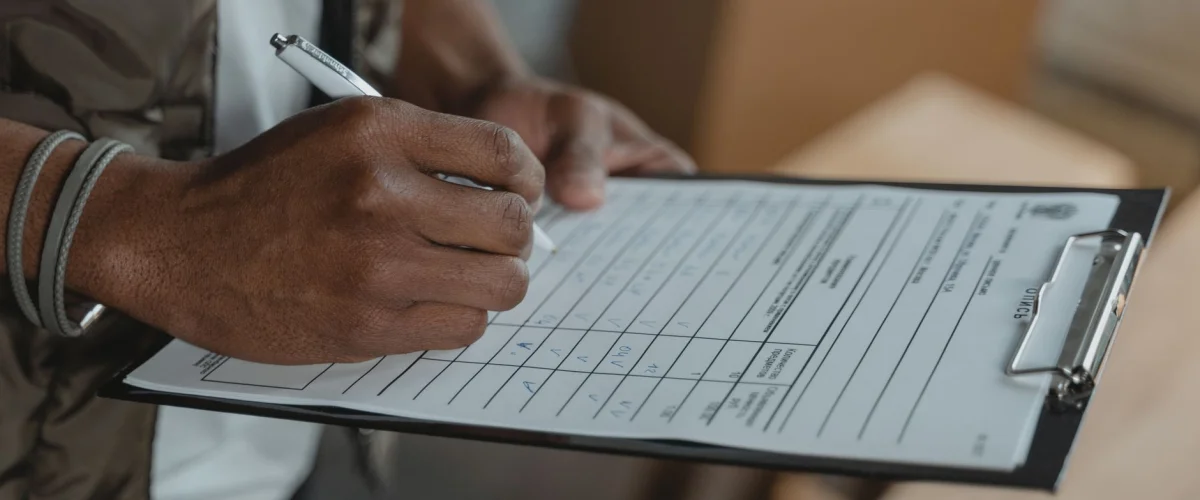 Servicequalität Checkliste auf einem Tablet mit Stift, Symbole für Kundenzufriedenheit und Effizienz