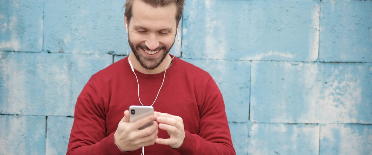Social Listening Kosten im Überblick: Eine Grafik zeigt verschiedene Kostenfaktoren für Analysetools und Dienstleistungen.