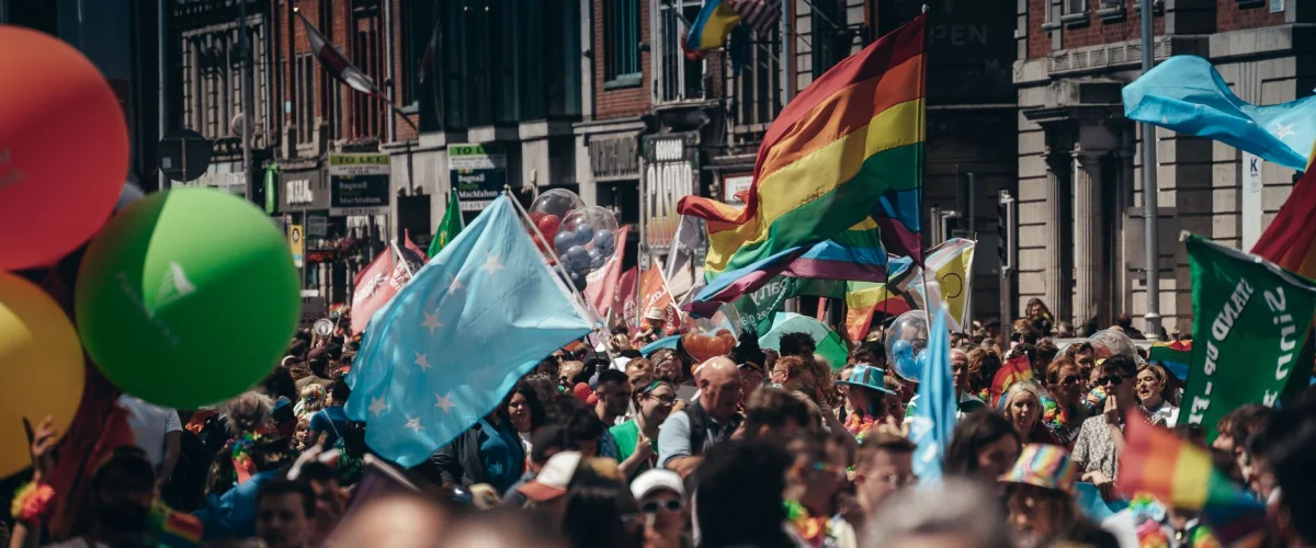 Society-Events Tipps – Besucher einer exklusiven Veranstaltung tauschen sich aus, im Fokus der Society-Events Tipps.