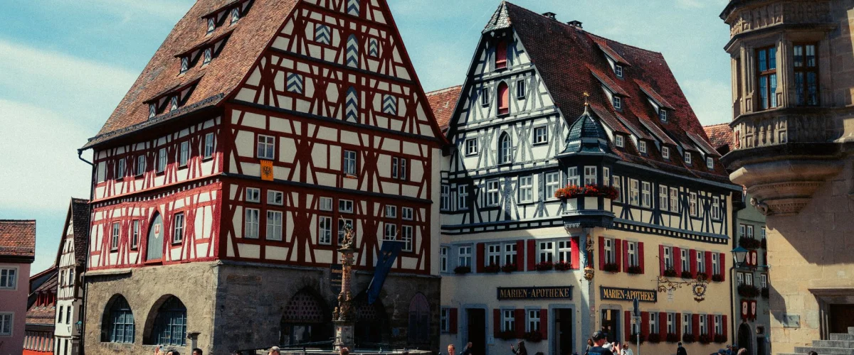Teamcoaching in der Nähe: Eine Gruppe von Mitarbeitern diskutiert mit einem Coach in einem modernen Konferenzraum.