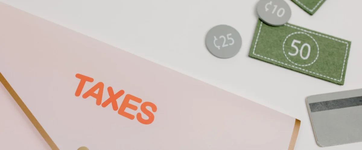 Umsatzsteuer erklärt: Ein Unternehmer kalkuliert seine Abgaben und den Vorsteuerabzug auf einem Tablet, um die Finanzlage zu überblicken.