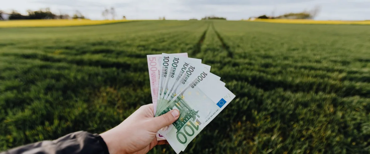 Vermögensaufbau erklärt: Eine Übersicht verschiedener Anlagemöglichkeiten wie Aktien, ETFs und Immobilien auf einem Tisch