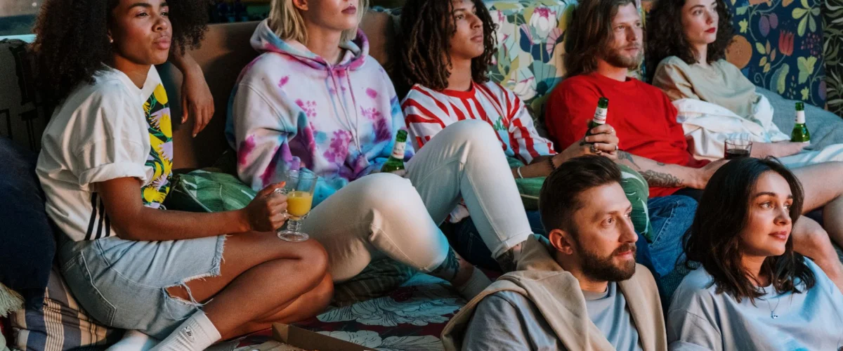 Watchparty Kosten – Überblick über Watchparty Kosten: Ein Laptop mit Streaming-Inhalt und Snacks wie Popcorn und Getränke stehen bereit für eine gemeinsame Online-Filmparty.