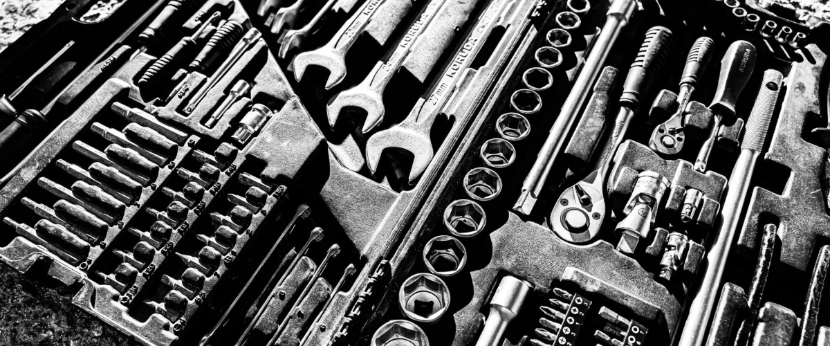 Werkzeug-Grundausstattung Kosten – Eine gut sortierte Werkzeug-Grundausstattung mit Hammer, Schraubendrehern und Zangen, die Werkzeug-Grundausstattung Kosten im Blick.