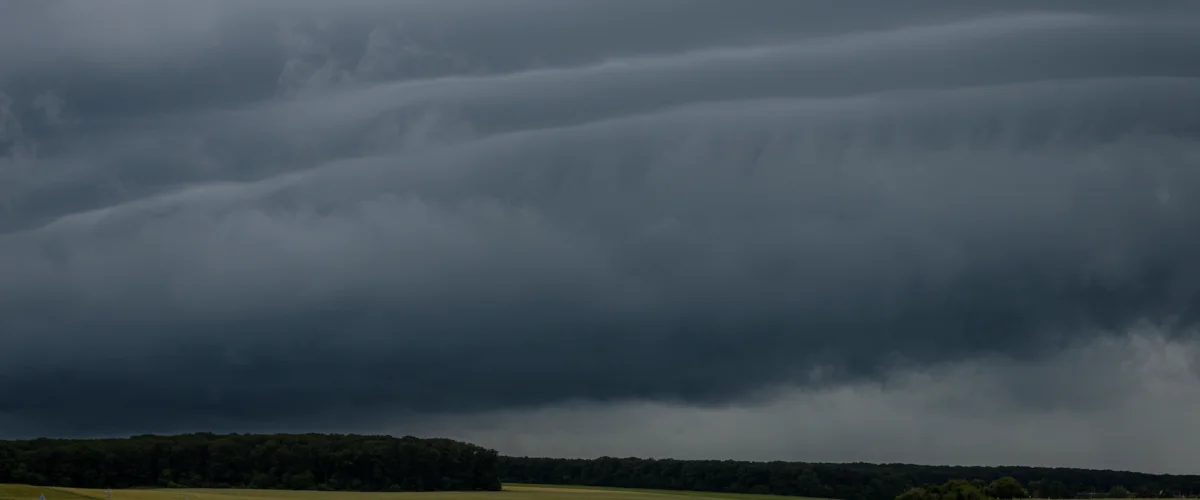 Wetterphänomene erklärt – Eine beeindruckende Aufnahme von Mammatuswolken über einer Landschaft, die Wetterphänomene erklärt