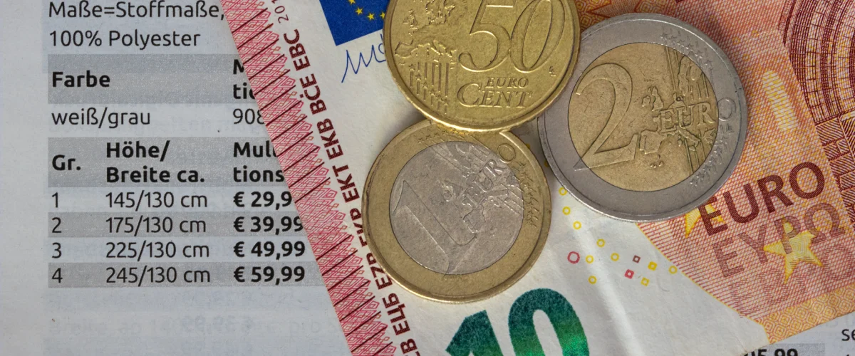 Zahlungsfristen Kosten im Überblick: Eine detaillierte Aufschlüsselung der möglichen Gebühren und Zinsen bei verspäteter Zahlung von Rechnungen.